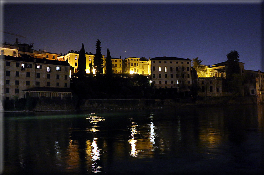 foto Bassano del Grappa di notte